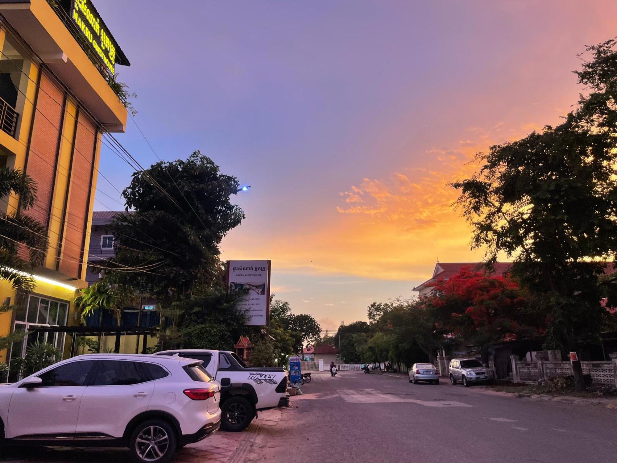 Neakru Guesthouse And Restaurant Kampot Exterior photo