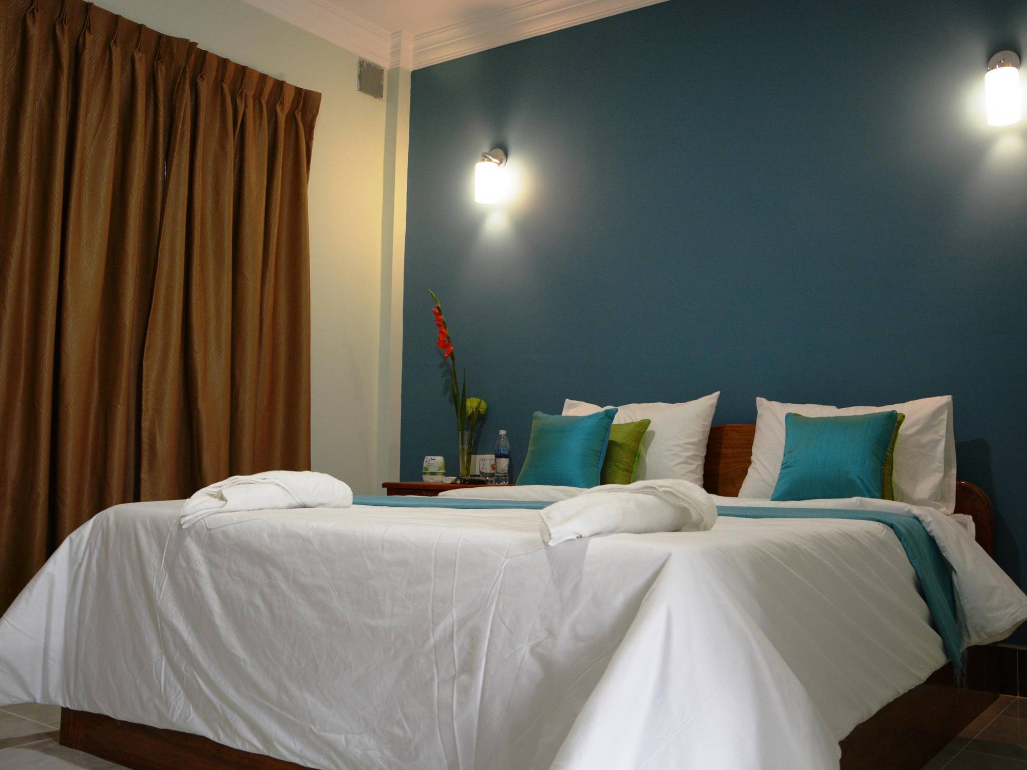 Neakru Guesthouse And Restaurant Kampot Exterior photo