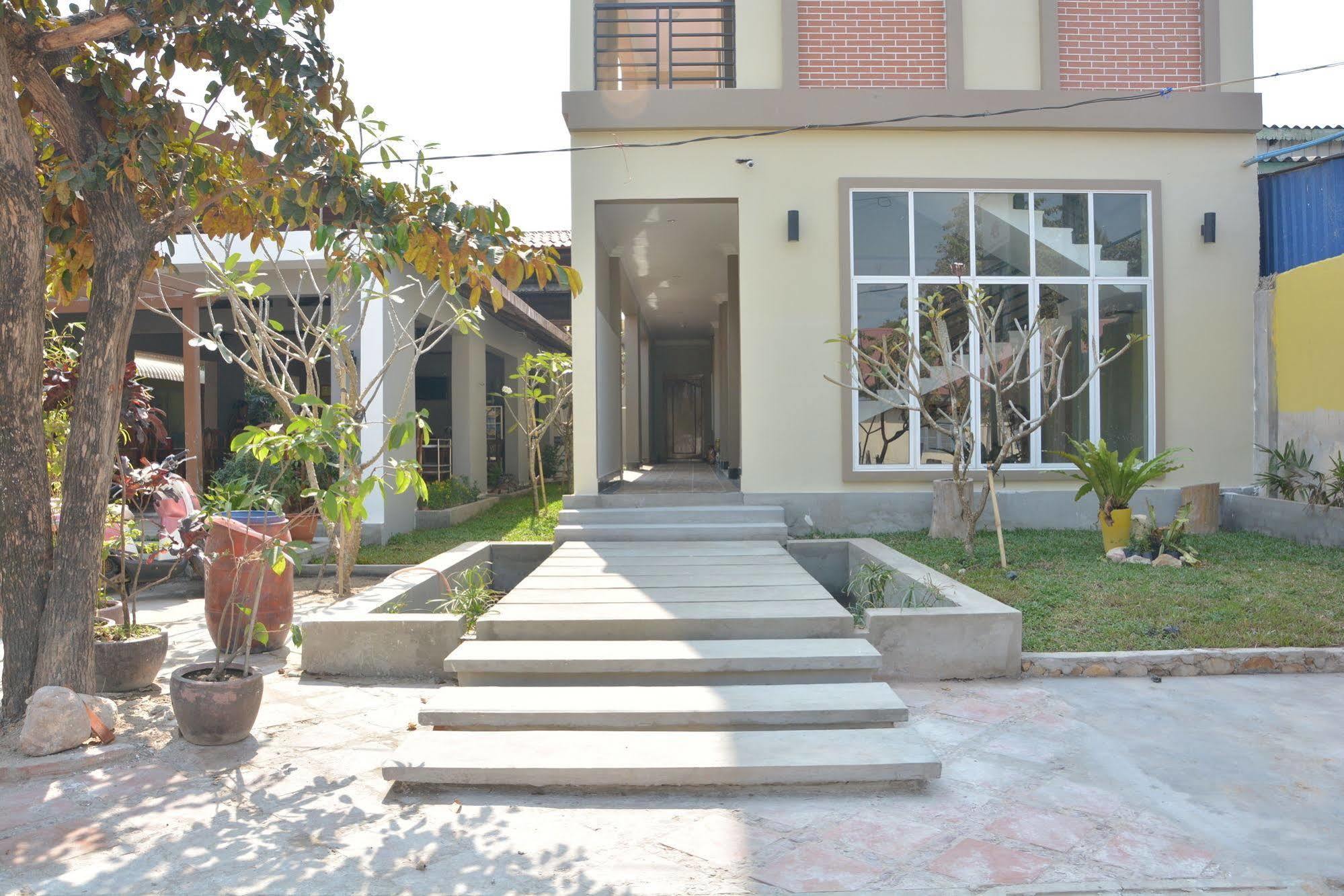 Neakru Guesthouse And Restaurant Kampot Exterior photo