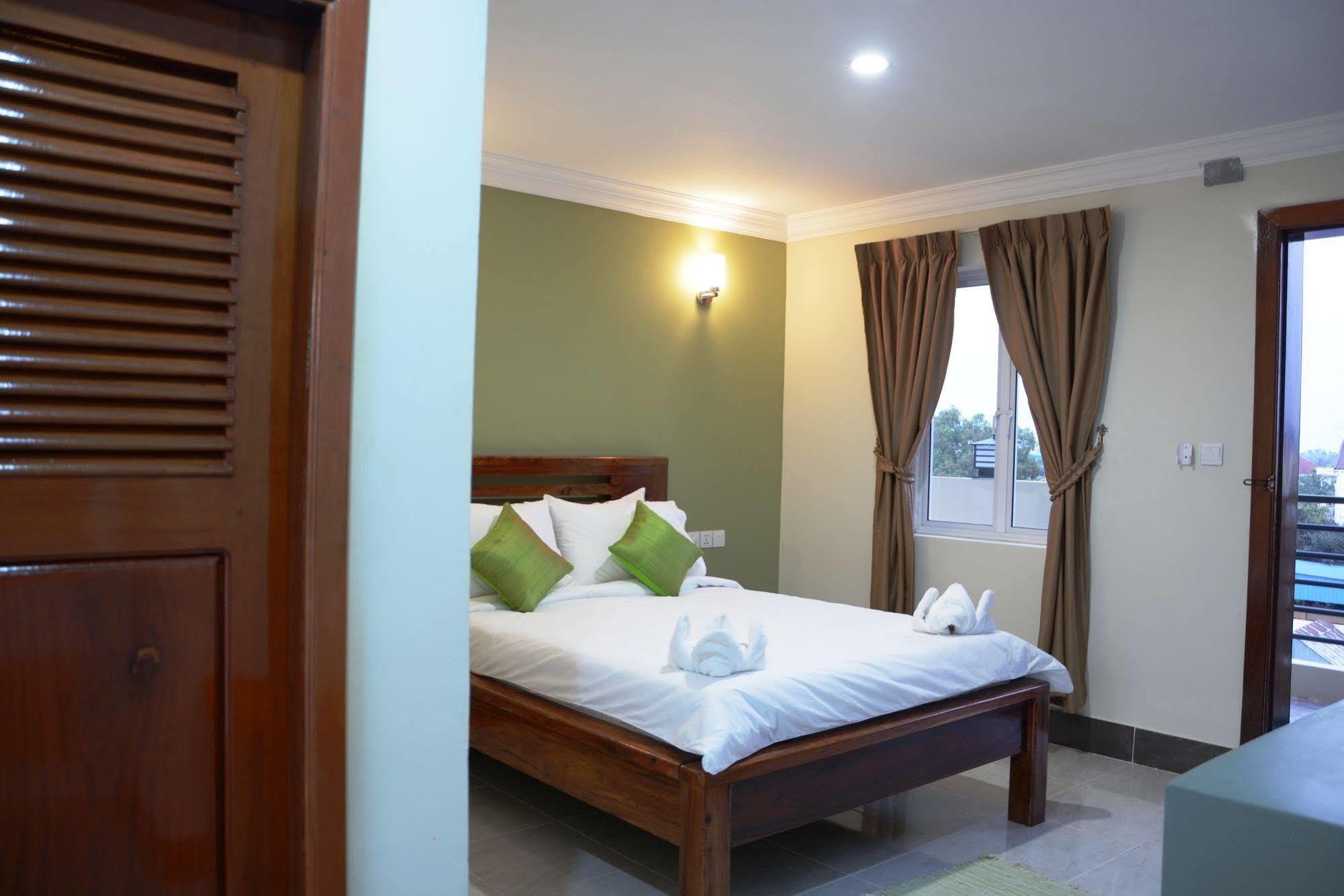Neakru Guesthouse And Restaurant Kampot Exterior photo
