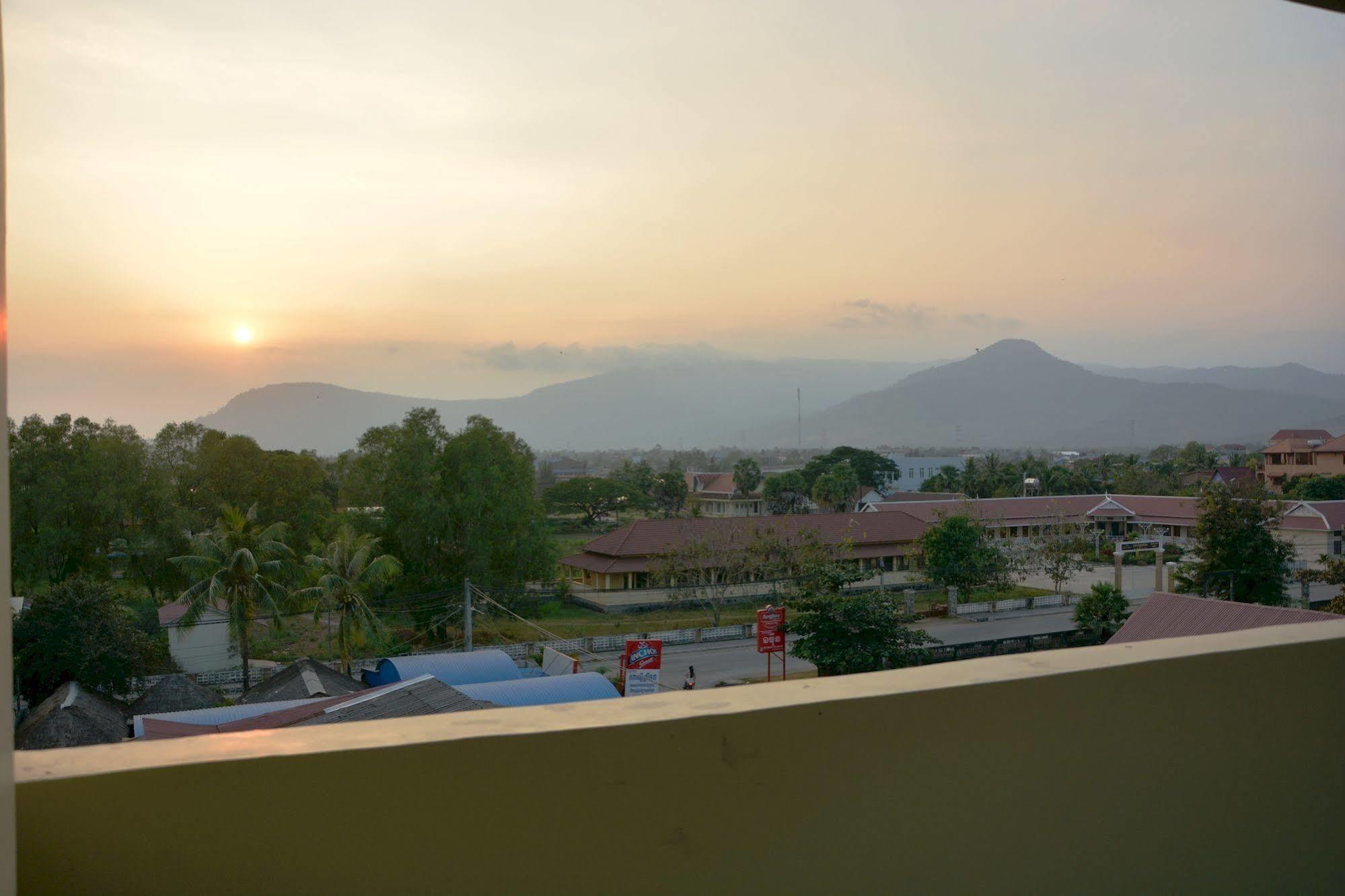 Neakru Guesthouse And Restaurant Kampot Exterior photo